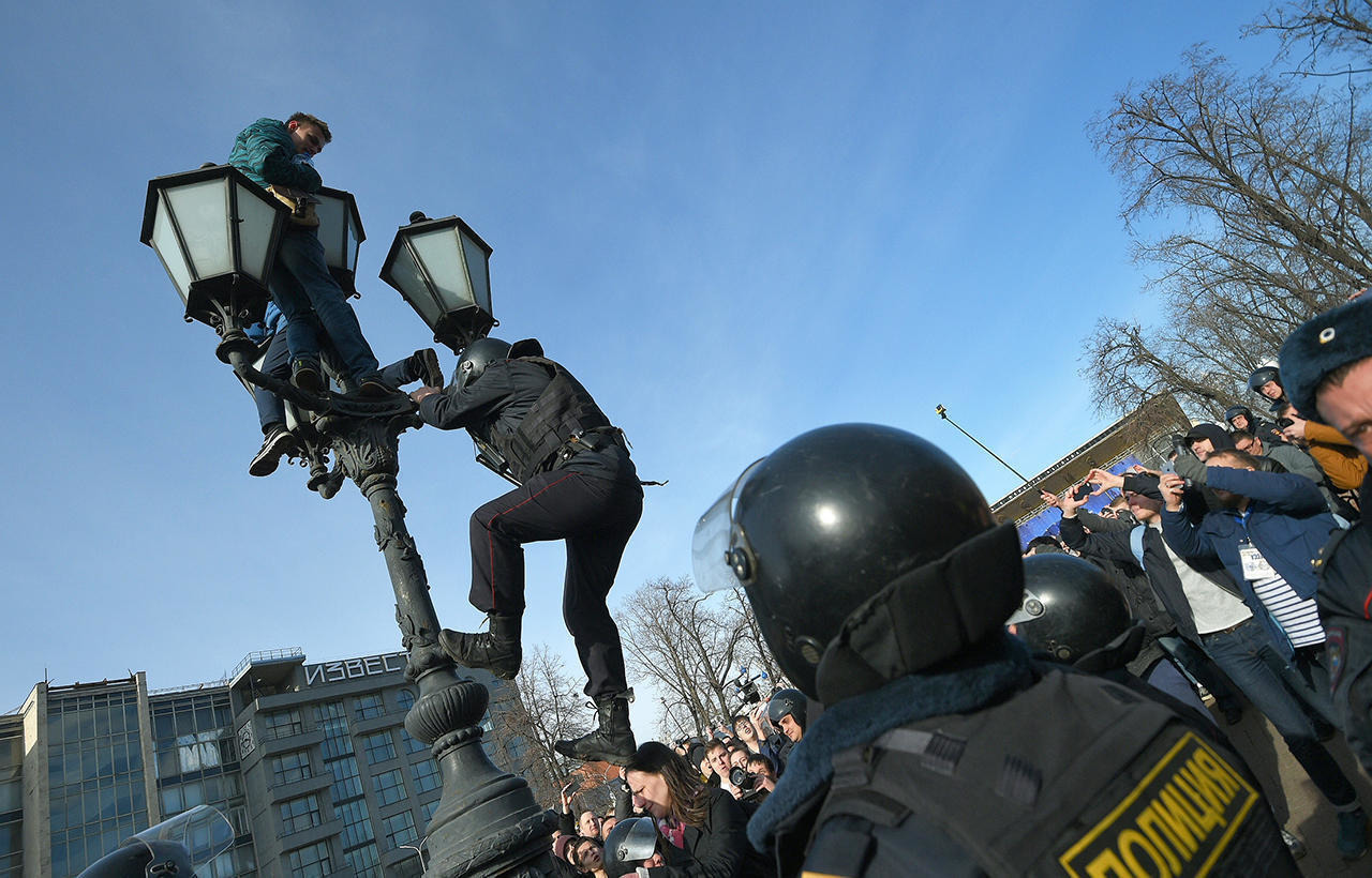 Полиция так и не достала этих подростков. Их задержали, когда они спустились сами. Фото: Александр Миридонов / Коммерсантъ